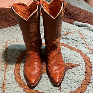 Mens Nocona Boots 7D I wear a 9B they fit comfortably. Discoloration on top boot